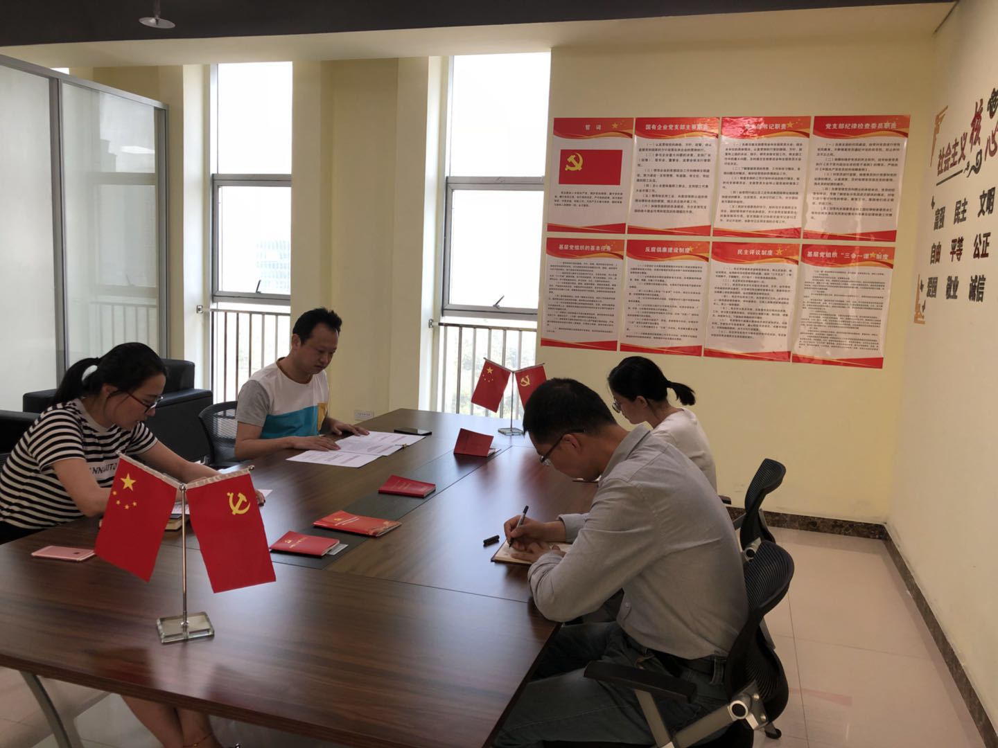 1529026705479221Ba0p.jpg 20180611Ñо¿ÔºÖ§²¿¾Û»á.jpg