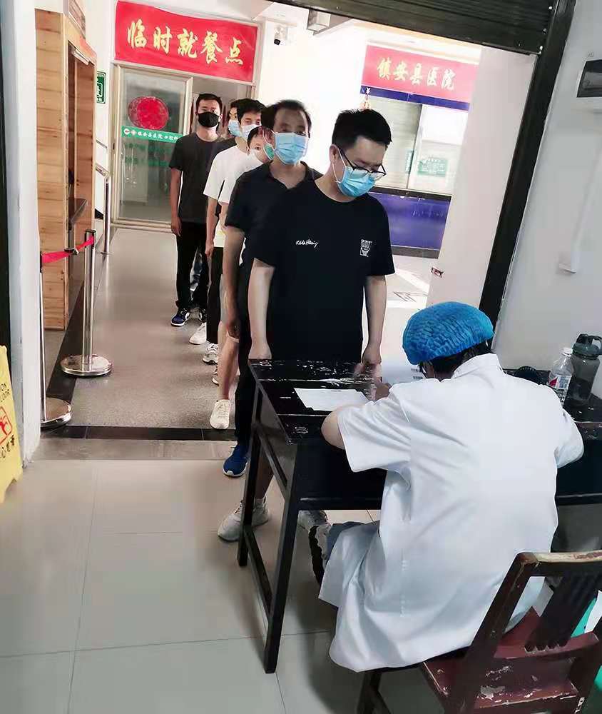 1625536022802237PNdN.jpg ¶¦·á¿óÒµ¹«Ë¾£ºÔúÊµÍÆ½øÒßÃç½ÓÖÖ ÐÞ½¨ÈºÌåÃâÒ߯ÁÕÏ.jpg