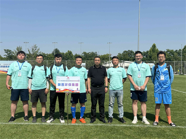 1688006439509675g7lK.jpg 党委副书记刘青刚与队员合影(1M).jpg